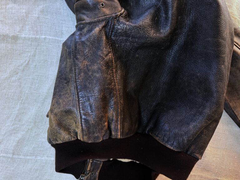 脇下の接写。前身頃・中身頃・後身頃の三枚を分ける縫い目