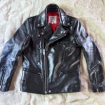 袖丈を詰めた Lewis Leathers LIGHTNING を平置きで正面から見たところ