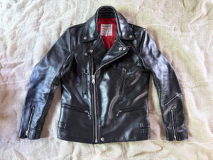 袖丈を詰めた Lewis Leathers LIGHTNING を平置きで正面から見たところ