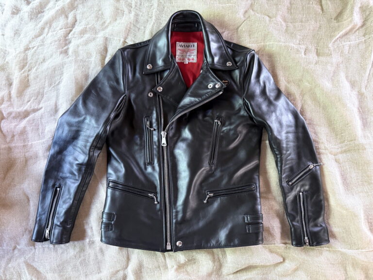 袖丈を詰めた Lewis Leathers LIGHTNING を平置きで正面から見たところ