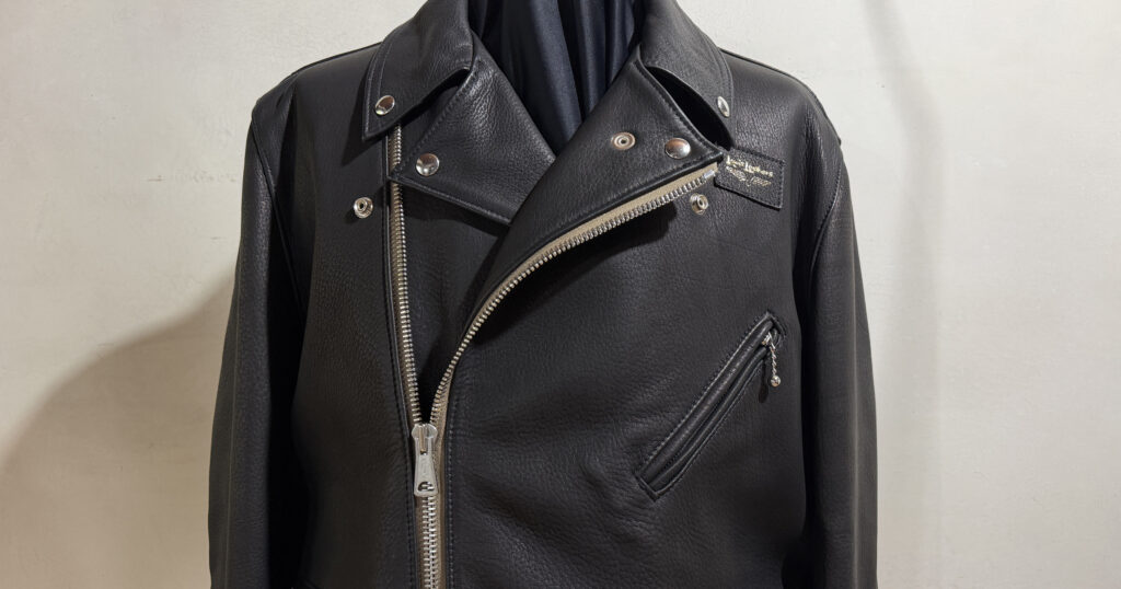 Lewis Leathersのダブルライダース。肩幅詰めと身幅詰めをお預かりした状態