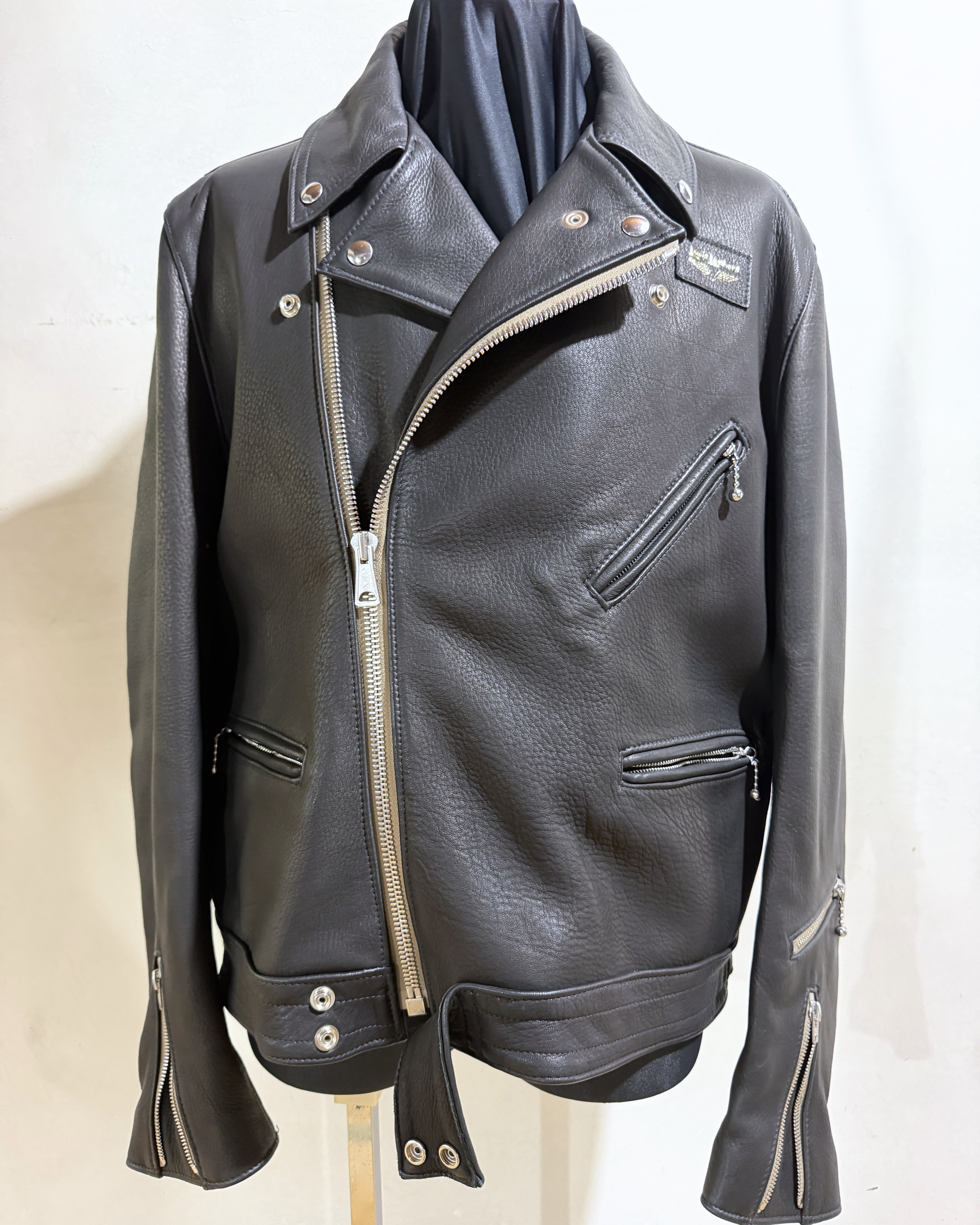 ボディに着せたLewis Leathersのダブルライダース全体