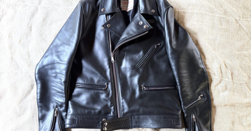 平置きにしたLewis Leathersのダブルライダース。肩から袖にかけての形が見える