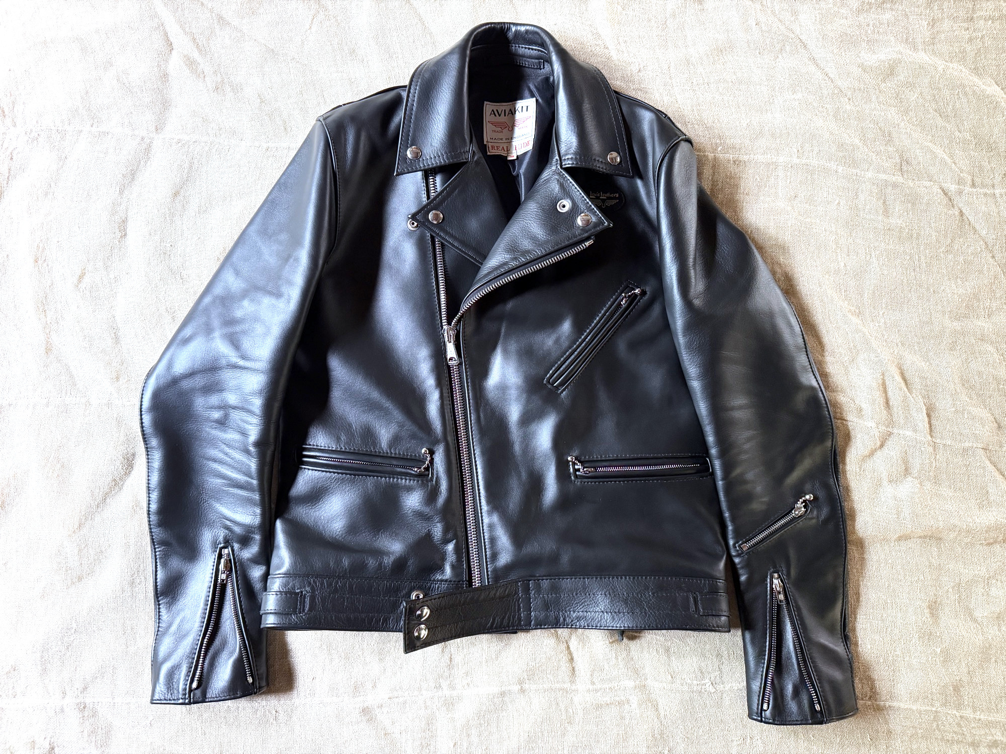平置きにしたLewis Leathersのダブルライダース