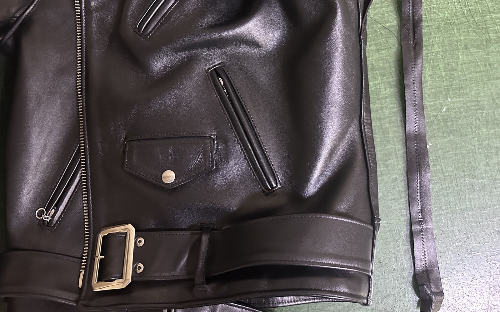 身幅を詰めたショットの一着と、切り取られた革