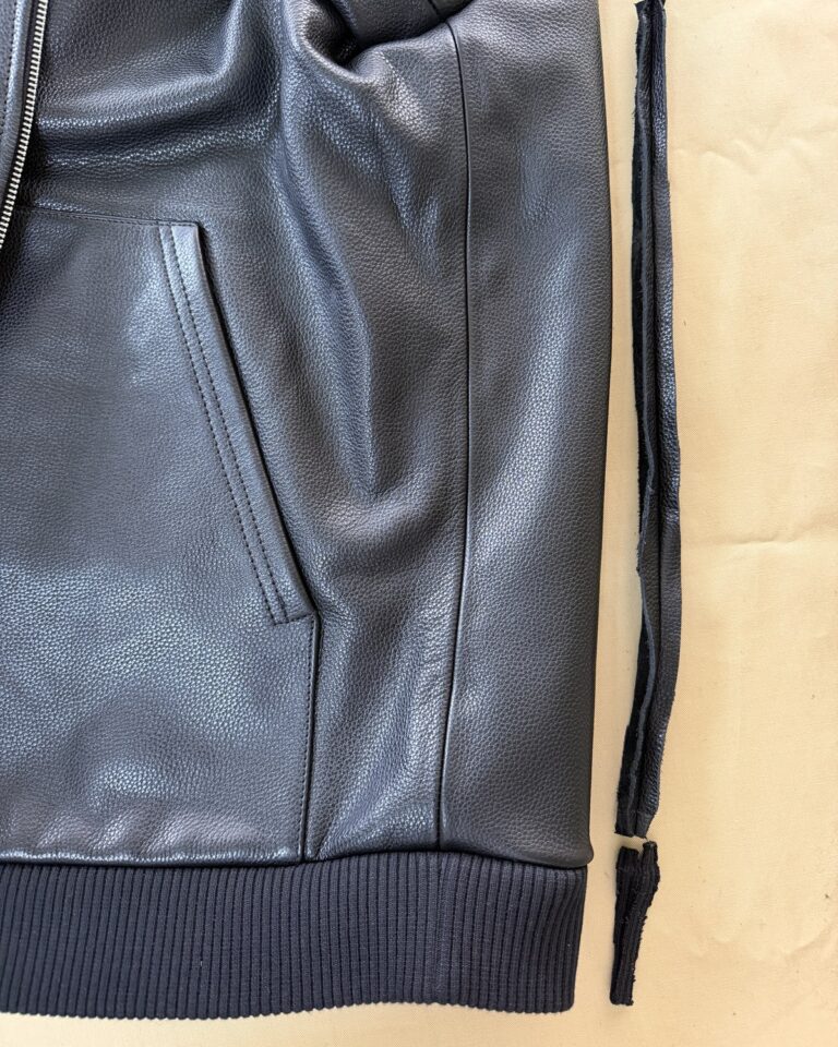 脇の縫い目と裾のリブ。右は切り落とした分の革