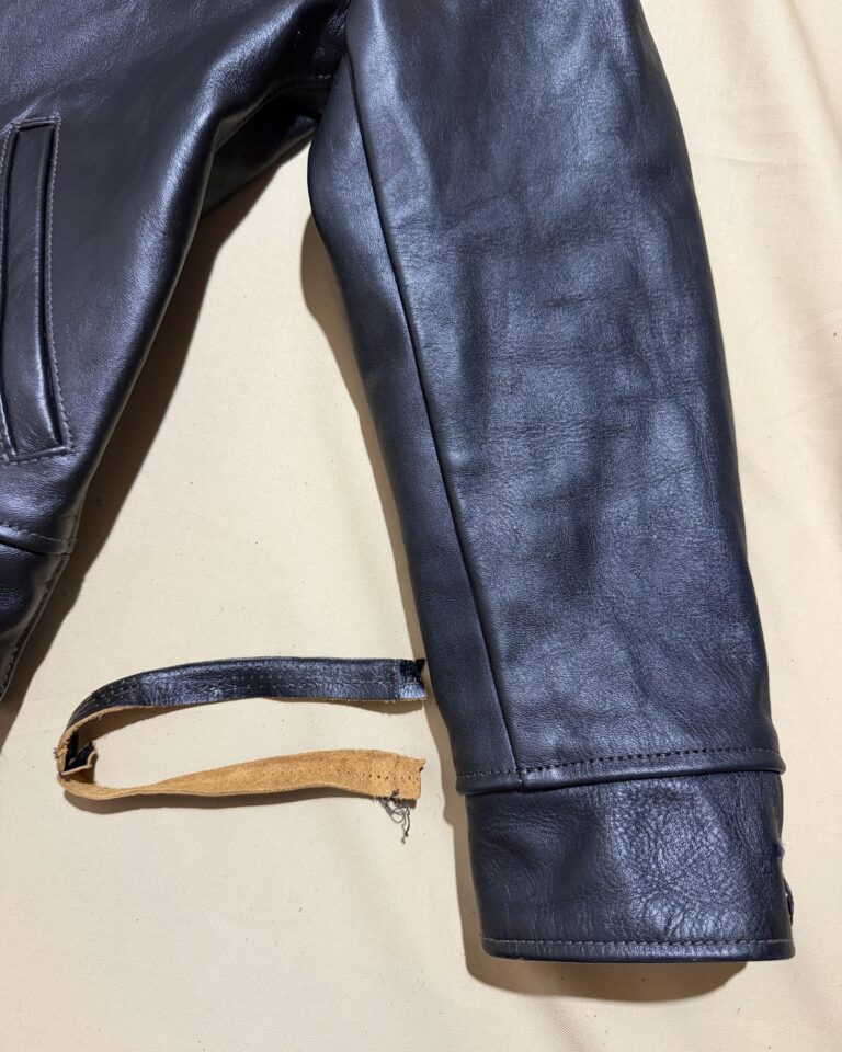 外した分の革の帯と、袖口
