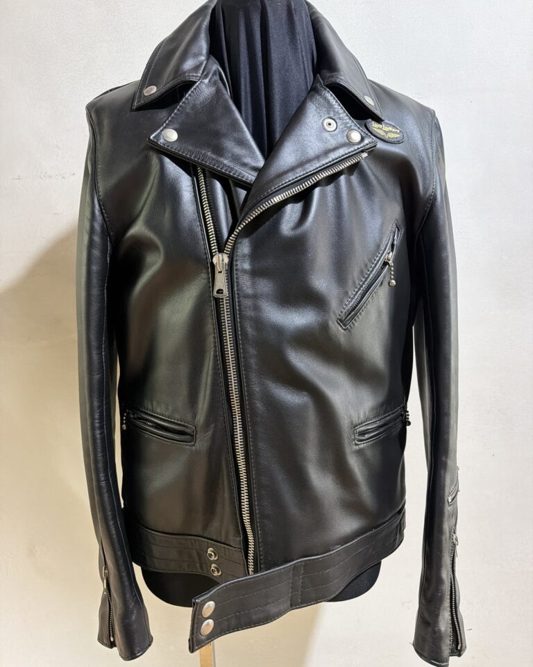 お預かり時。Lewis Leathers の黒のダブルライダース