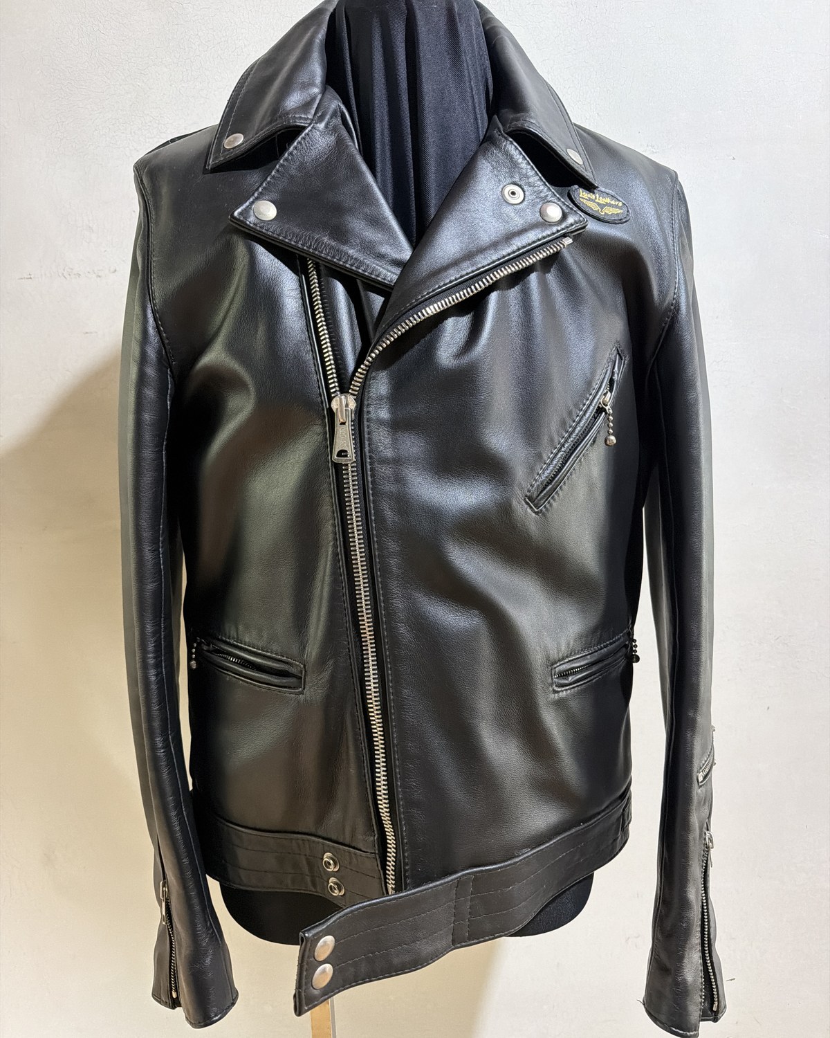 お預かり時のLewis Leathersの黒いダブルライダース。正面