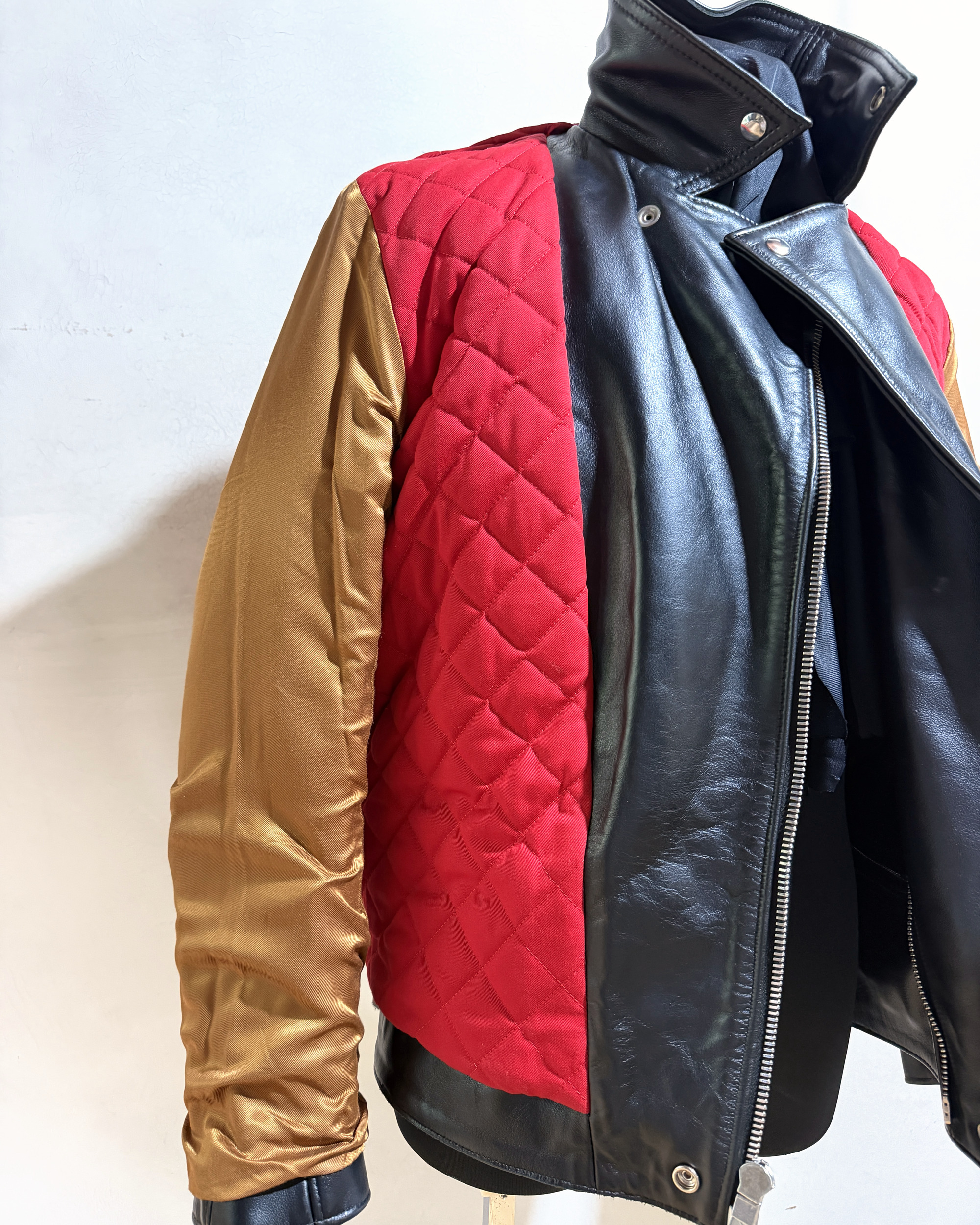 斜めから見た内側。キルティングの厚みと袖のサテンが見える