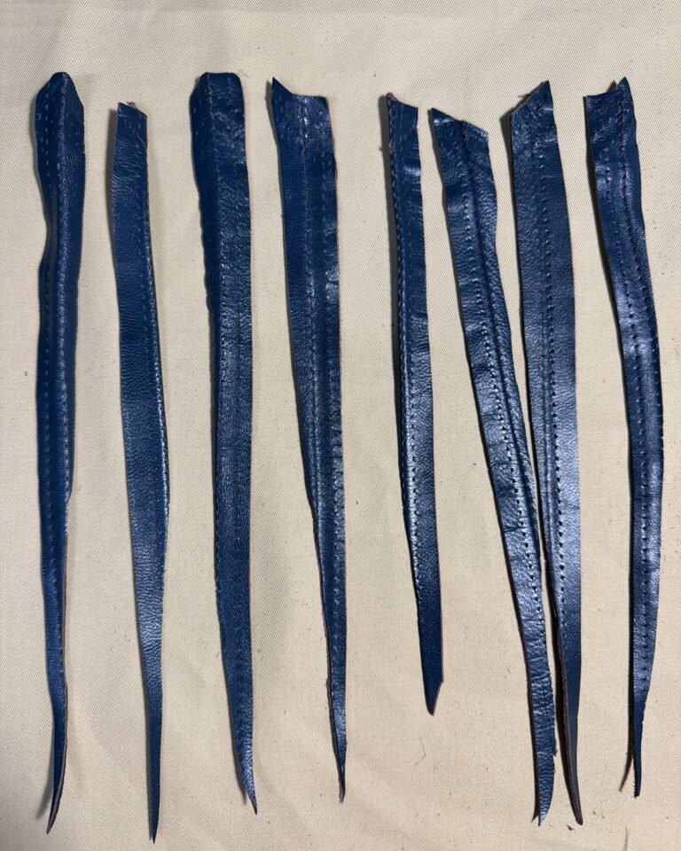 切り落とした革。どれも片側へ細く消えている