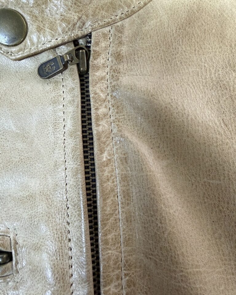 襟元。ロゴ入りの引き手は、もとのものに入れ替えた