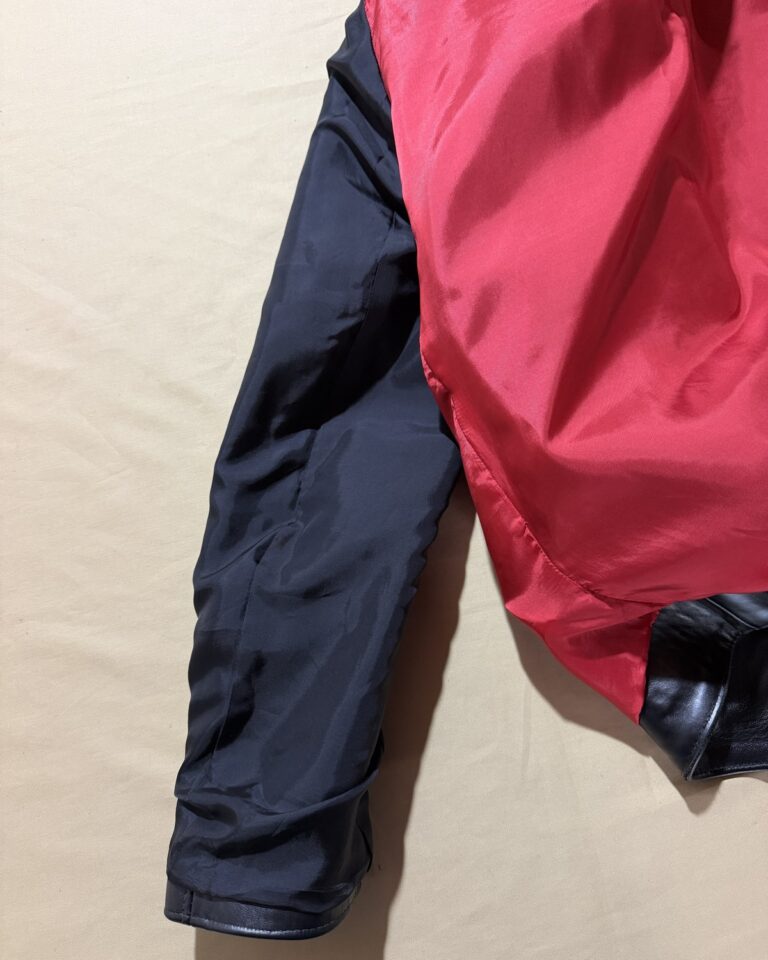 袖裏は黒のキュプラ。本体の赤とのさかい目